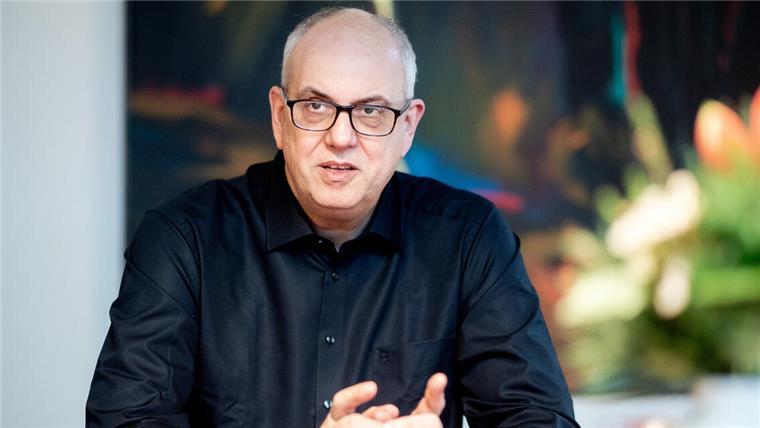 Bremen wählt 2023: Die Chance zur Revanche für die SPD Andreas Bovenschulte (SPD), Bürgermeister von Bremen, spricht bei einem dpa-Interview im Rathaus.