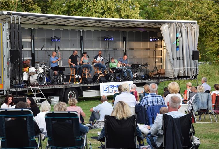 Nordenham: Prime Time rockt das Feld 2020 fand die Veranstaltung Akustik auf dem Feld erstmals statt. Rund 190 Gäste lauschten den sanften Tönen und Klängen der Band 3T4Coffee. Am 14. August veranstaltet der Round Table 52 Nordenham das Event erneut auf den Wiesen der Familie Geil in Coldewärf. Dieses Mal tritt die Band Prime Time auf.