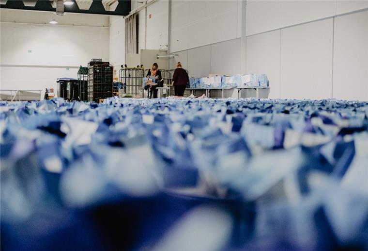 Bremen: Weihnachtsessen für 1000 Bedürftige Ehrenamtliche Helfer packen 1000 Tüten mit Spenden