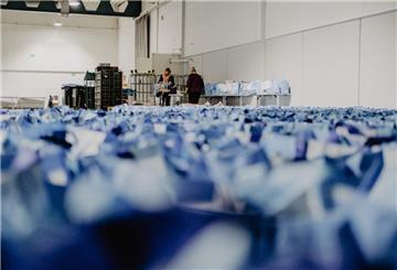 Ehrenamtliche Helfer packen 1000 Tüten mit Spenden