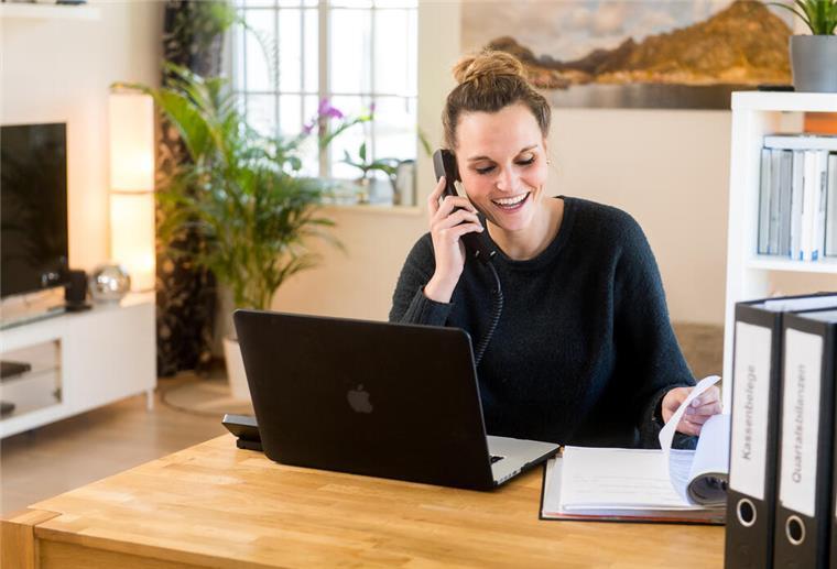 Niedersachsen: Deutlich weniger Geld in Start-ups investiert Frau am Telefon