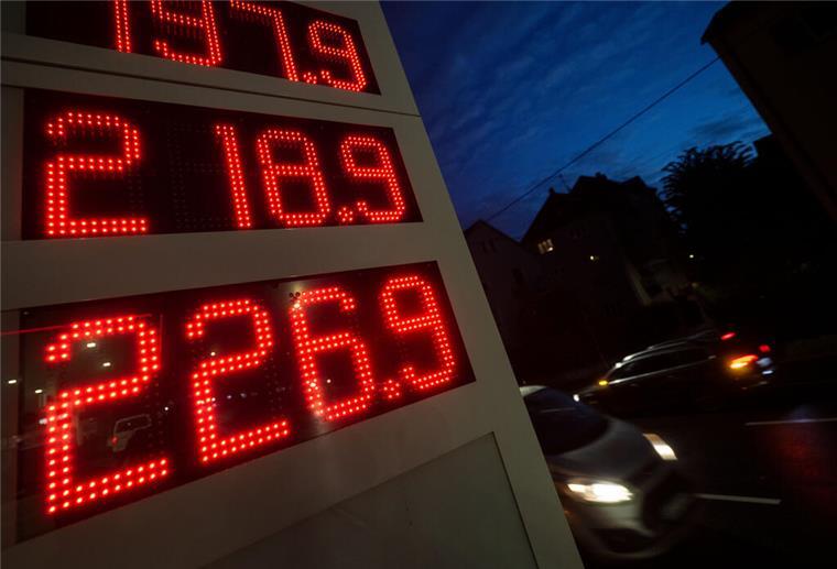 Die Anzeige einer Tankstelle zeigt Kraftstoffpreise an.