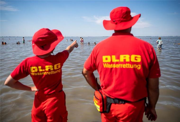 Zahl der Badetoten gestiegen: Gewässer - Eine Gefahr für Leib und Leben Mitglieder der DLRG (Deutsche Lebens-Rettungs-Gesellschaft) stehen am Strand von Dangast.