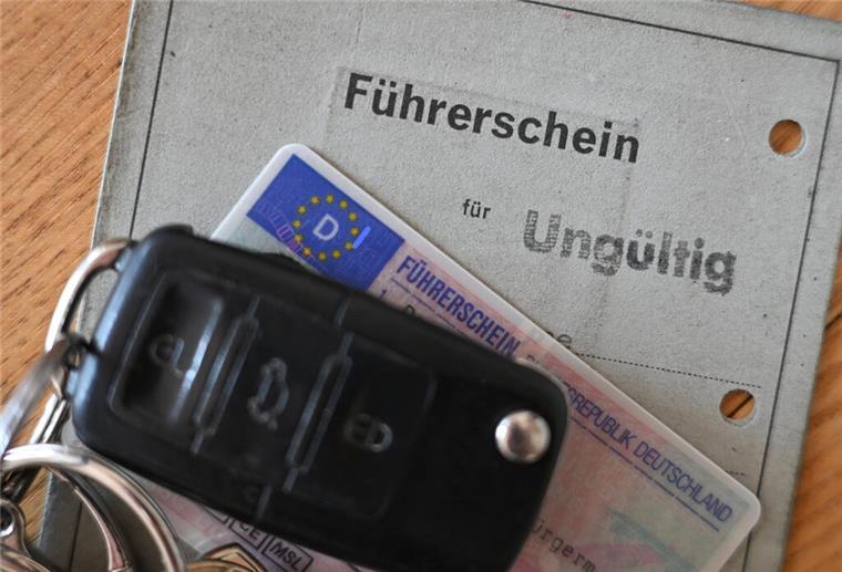 Führerschein-Umtausch: Wer bis Januar 2025 handeln muss Autoschlüssel, Führerschein