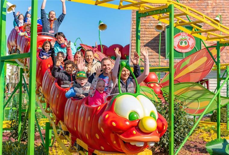 Weltneuheit bei Karls Erlebnis-Dorf: Personalchefin verspricht Überraschung für Loxstedt 2025 wird der Freizeitpark „Karls Erlebnis-Dorf“ in Loxstedt-Siedewurt eröffnet. Das Unternehmen verspricht für den Standort außerdem eine „Weltneuheit bei den Fahrgeschäften“.