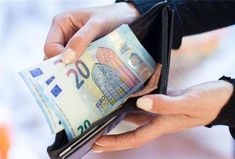 Zum ersten Mal seit 20 Jahren! Alle Rentenbeitragszahler von Änderung betroffen! Eine Person zeigt mehrere 20-Euro-Scheine aus der Geldbörse. Ab 2027 könnten die Beiträge zur Rente weiter steigen.