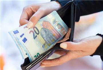 Eine Person zeigt mehrere 20-Euro-Scheine aus der Geldbörse. Ab 2027 könnten die Beiträge zur Rente weiter steigen. 