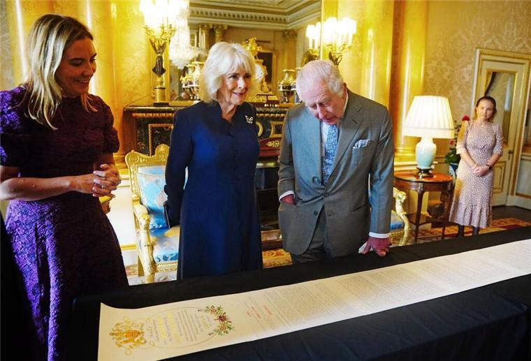 Charles und Camilla bekommen Krönungsrolle überreicht 21 Meter lang und rund 11.600 handgeschriebene Wörter: Fast genau ein Jahr nach ihrer Krönung haben König Charles III. und seine Frau Königin Camilla das offizielle Protokoll der Zeremonie erhalten.