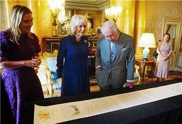 21 Meter lang und rund 11.600 handgeschriebene Wörter: Fast genau ein Jahr nach ihrer Krönung haben König Charles III. und seine Frau Königin Camilla das offizielle Protokoll der Zeremonie erhalten.