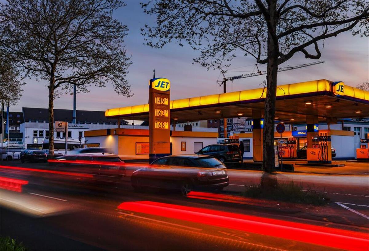 TÜV schlägt Alarm: Sicherheitsprobleme an Deutschlands Tankstellen Preise für Kraftstoffe sind an einer Tankstelle angezeigt.