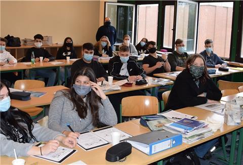21 Schülerinnen und Schüler hat die Klasse 10R1 der Oberschule Am Luisenhof. Auch im Englischunterricht mit Peter Kölsch (stehend) bleibt bei einem Inzidenzwert über 50 die Maske auf.