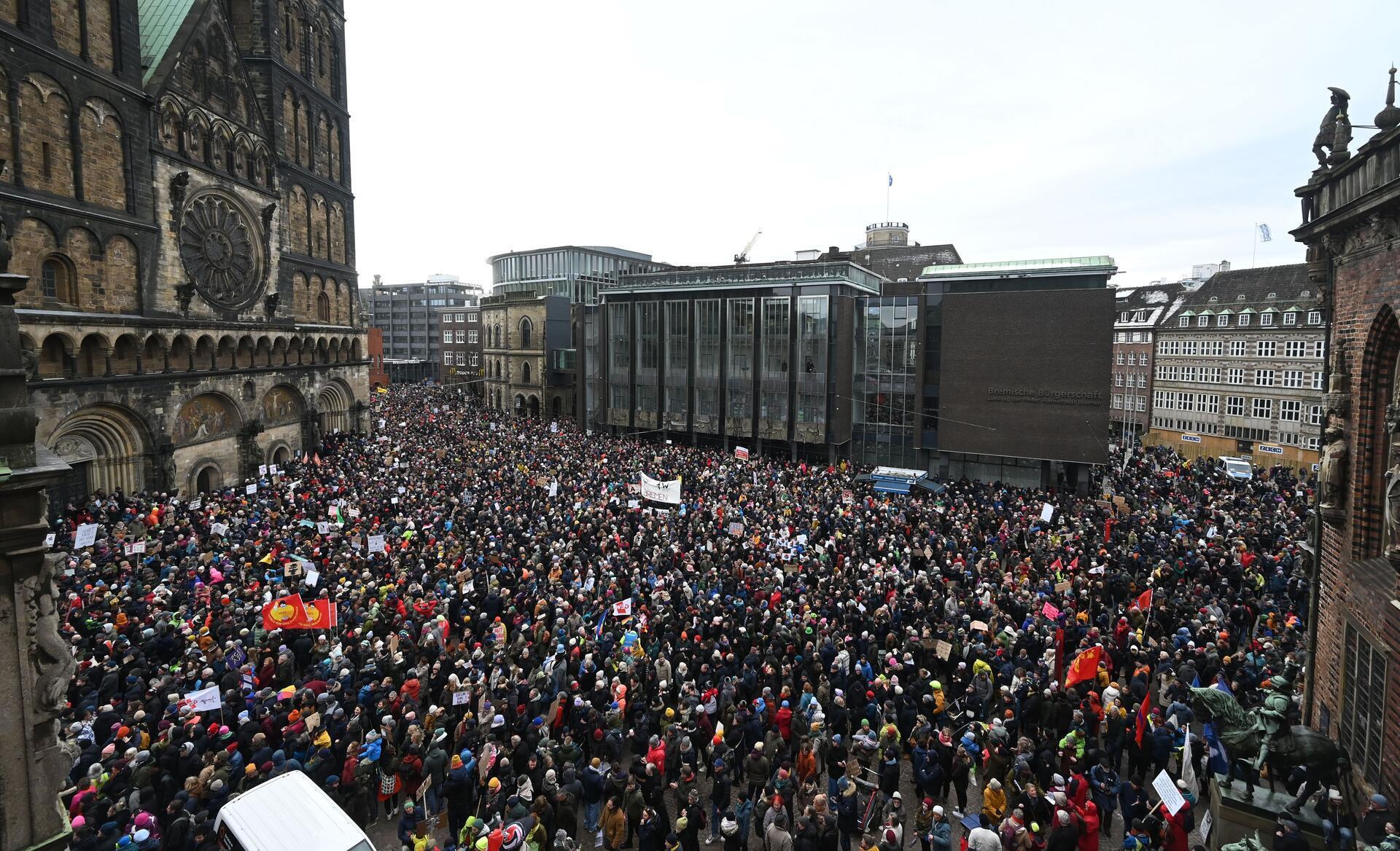 21.01.2024, Bremen: Tausende demonstrieren auf dem Marktplatz vor der Bürgerscha...