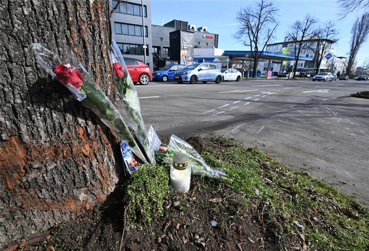 21.03.2025, Baden-Württemberg, Ludwigsburg: Blumen liegen an einer Unfallstelle nach einem mutmaßlichen Autorennen mit zwei Toten. Foto: Bernd Weißbrod/dpa +++ dpa-Bildfunk +++