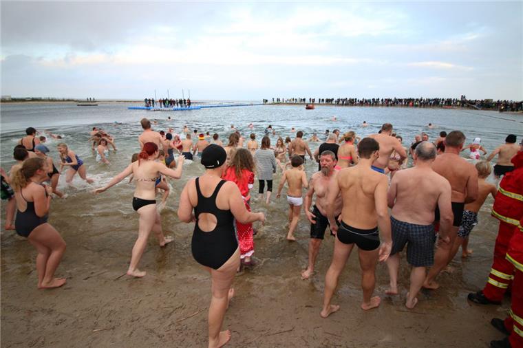 225 Mutige gehen beim Neujahrsschwimmen in Burhave ins Wasser 225 Teilnehmer stürzten sich am Neujahrstag in Burhave in die Fluten.