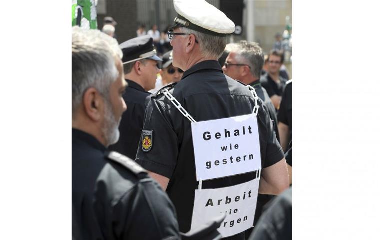 Bremerhaven: 23 Polizisten bekommen mehr Geld 23 Bremerhavener Polizisten bekommen jetzt Geld ihrer Position entsprechend. Bei 94 Beamten ist das in der Seestadt der Fall. Die Besoldung sorgt immer wieder für Unmut, wie hier 2013.
