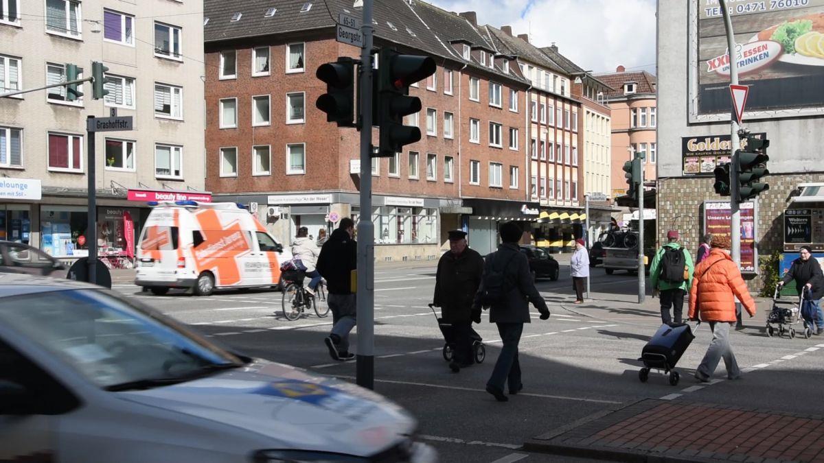 13 Sekunden Grün: Ampelphasen in Bremerhaven zu kurz? 23 Sekunden Zeit haben Fußgänger, um die Grashoffstraße zu überqueren - an der Georgstraße sind es ohne Mittelinsel nur 13 Sekunden.