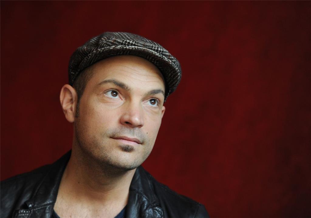 24. März 2016: Der Pop- und Jazzmusiker Roger ist im Alter von 45 Jahren an einem Hirninfarkt gestorben.