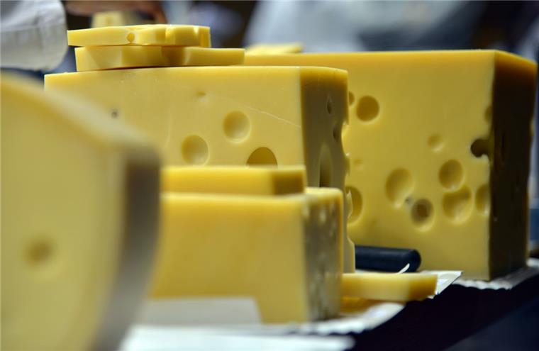 Lastwagen verliert 24 Tonnen Käse bei Oldenburg 24 Tonnen Käse mussten nach einem Lkw-Unfall bei Oldenburg geborgen werden.
