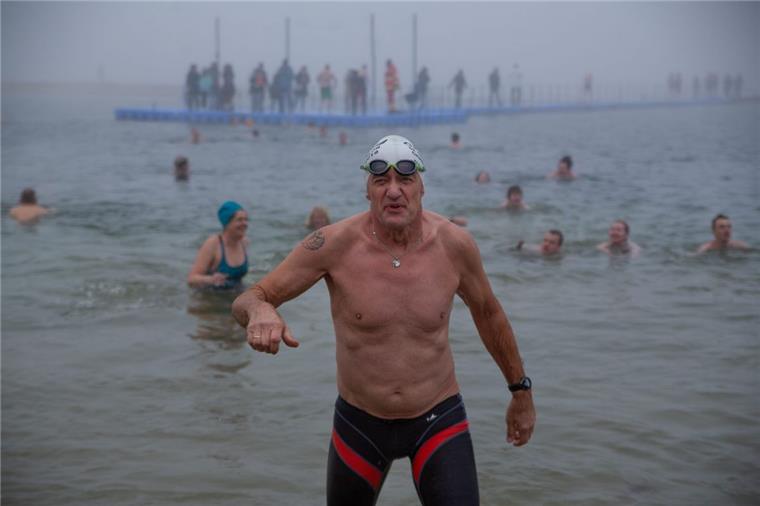 241 Schwimmer aller Altersgruppen stürzten sich in das 3,2 Grad Celsius „warme“ Nordseewasser des Badegewässers bei einer Außentemperatur von knapp unter dem Gefrierpunkt.