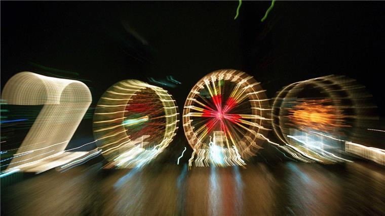 Ist schon ein Viertel des 21. Jahrhunderts vorbei? 25 Jahre alt ist dieses „2000“-Foto: Ein Zoom-Effekt verfremdet eine große „2“ und drei Riesenräder am Mainufer in Frankfurt in der Silvesternacht 1999/2000.