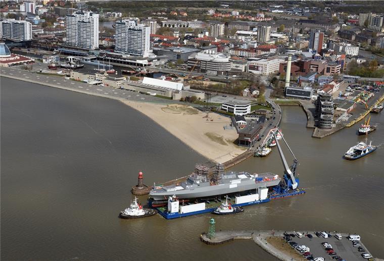 Fregatte ohne Probleme auf der Weser 2500 Tonnen wiegt die Fregatte, die auf einem Ponton jetzt die Weser aufwärts bis zum Neustädter Hafen in Bremen schippert.