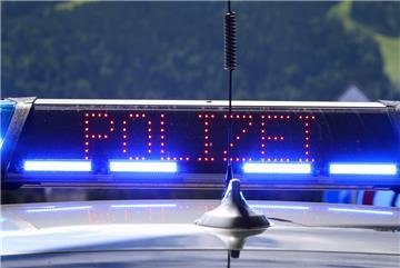 25.06.2022, Bayern, Garmisch-Partenkirchen: Mit Blaulicht und der Anzeige "Polizei· steht ein Polizeifahrzeug bei einer Verkehrskontrolle. Am ersten Gipfeltag wird die weltwirtschaftliche Lage, der Klimaschutz und die Außen- und Sicherheitspolitik mit den Sanktionen gegen Russland beraten. Foto: Karl-Josef Hildenbrand/dpa +++ dpa-Bildfunk +++