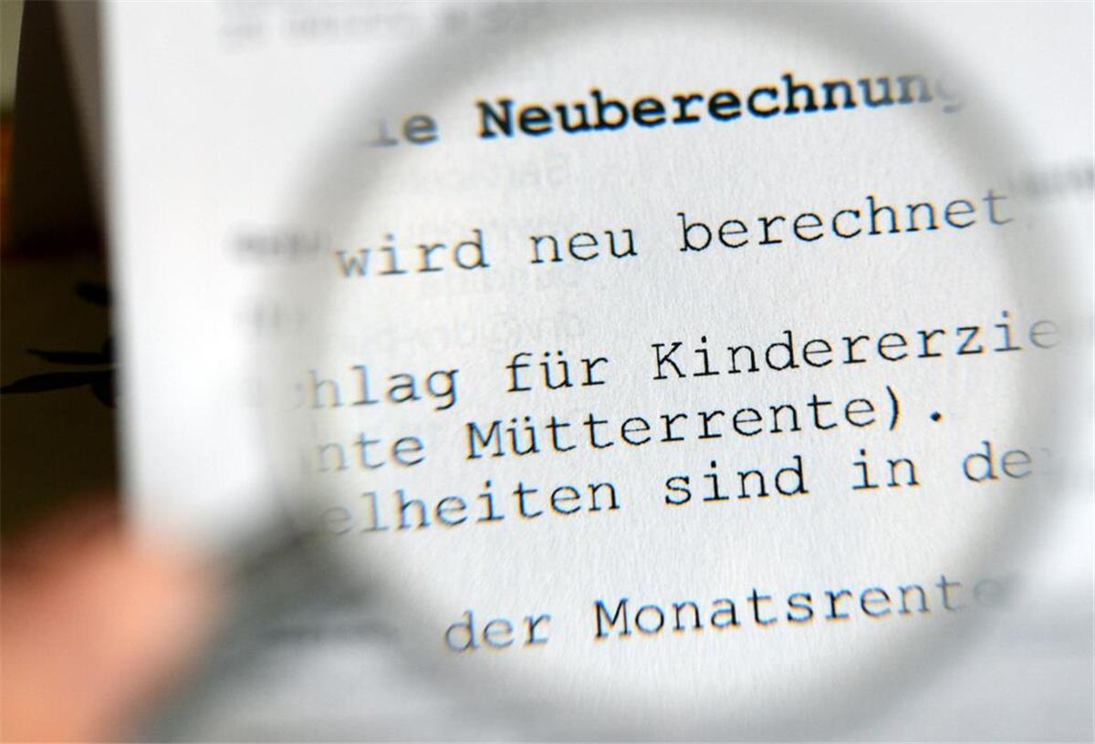 Millionen Rentenakten bremsen Mütterrente – Umsetzung dauert deutlich länger ARCHIV - 30.08.2014, Berlin: ARCHIV - ILLUSTRATION - Eine Lupe vergrößert am 31.08.2014 in Berlin das Wort "Mütterrente" auf einem Rentenbescheid. Foto\ Jens Kalaene/dpa +++(c) dpa - Bildfunk+++ (zu dpa: «Rentenkasse: Reform der Mütterrente braucht viel Zeit») Foto: Jens Kalaene/dpa +++ dpa-Bildfunk +++