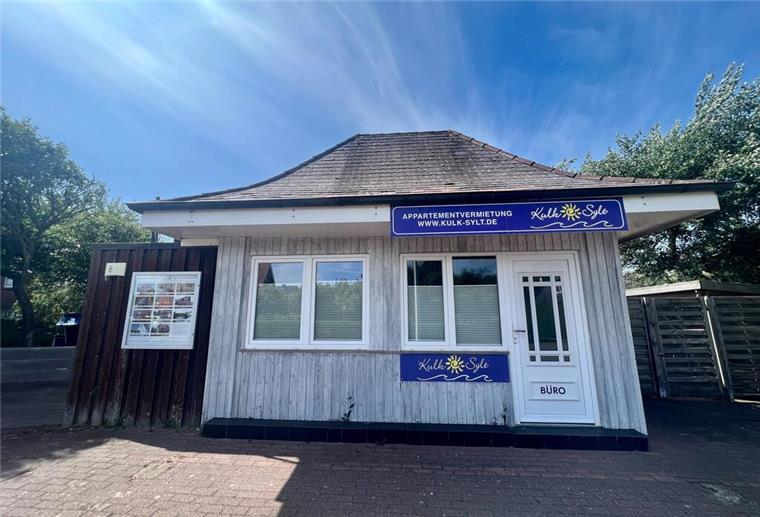 Von Berlin an die Nordsee: Kult-Imbiss findet neues Zuhause auf Sylt Blick auf einen Imbiss in Westerland auf Sylt bei strahlendem Sonnenschein. Der ehemalige Imbiss wurde in Berlin für 284.000 Euro versteigert.