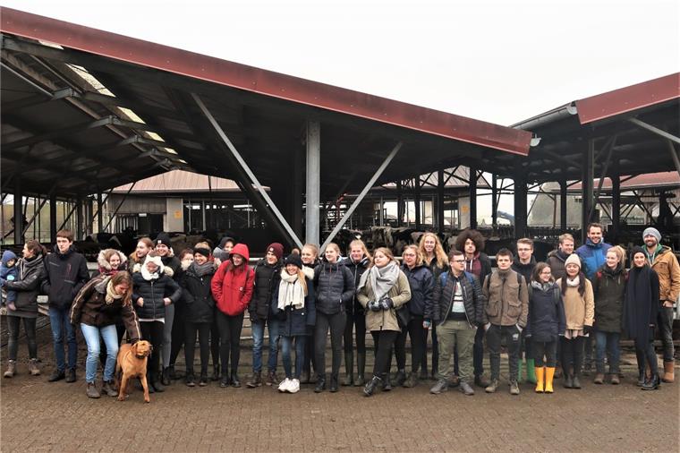 28 Biologie-Schüler des Gymnasiums Brake erlebten einen Schultag auf dem Bauernhof.