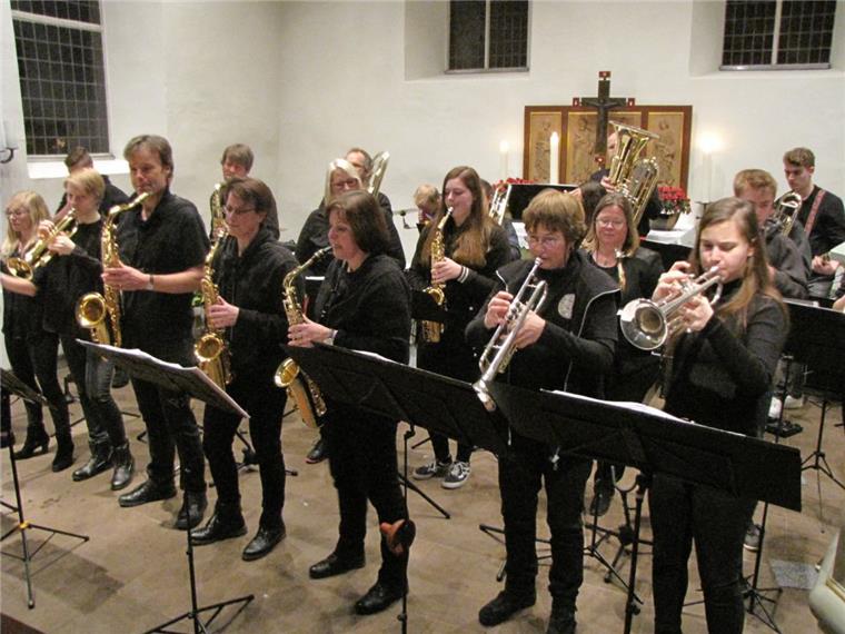 Gyhum: Gruppe Wildes Blech rockt die Kirche 28 Musiker, junge und jung gebliebene Frauen und Männer, spielen Rock und Metal auf der Posaune in der Gyhumer Kirche.