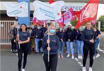 30 Jugendliche von Premium Aerotec sind von Nordenham nach Hamburg gereist, um verhandlungsbegleitend gegen die vom Management angekündigte Stellenkürzung zu protestieren.