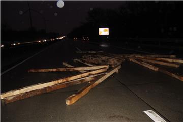 30 massive Holzbohlen lagen am Sonntagnachmittag auf der A27 bei Bremen.