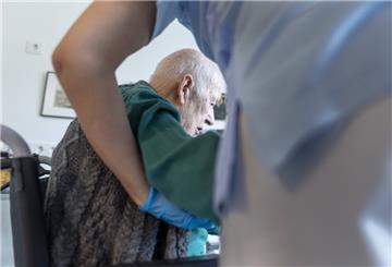 300 Bremerhavener Beschäftigten in der Pflege und in Gesundheitseinrichtungen werden in diesen Tagen ein Tätigkeitsverbot ausgesprochen bekommen.