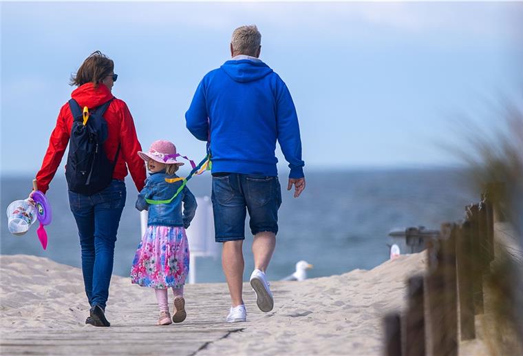 Familienbonus gibt’s im September und Oktober 300 Euro für jedes kindergeldberechtigte Kind gibt es für Familien.