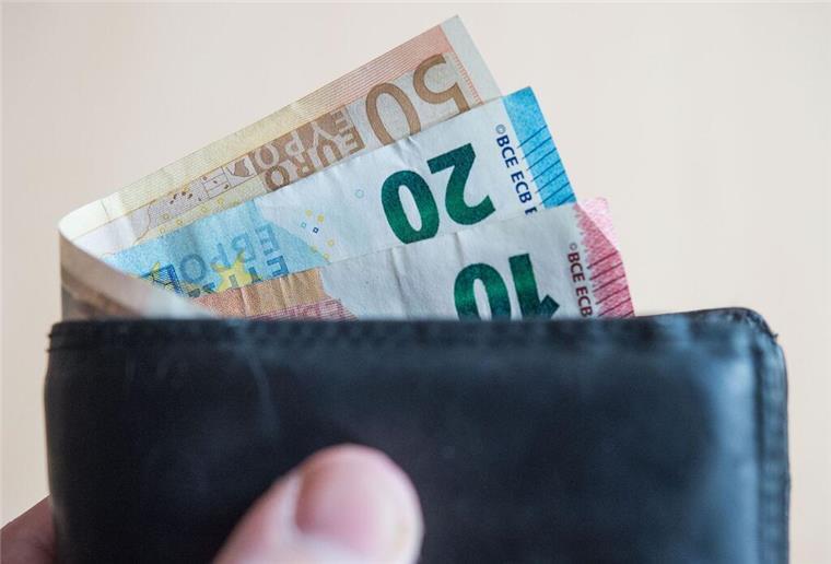 300 Euro Klimageld für jeden: Das ändert sich jetzt bei der versprochenen Auszahlung Geldscheine ragen aus einem Geldbeutel. Statt der Klimaprämie wegen des CO2-Preises soll es nun eine andere Entlastung geben.