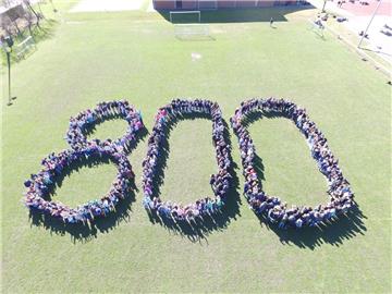 300 Grund- und 500 Oberschüler formen eine "800" auf dem Sportplatz. Denn Selsingen feiert 2019 sein 800-jähriges Jubiläum. 