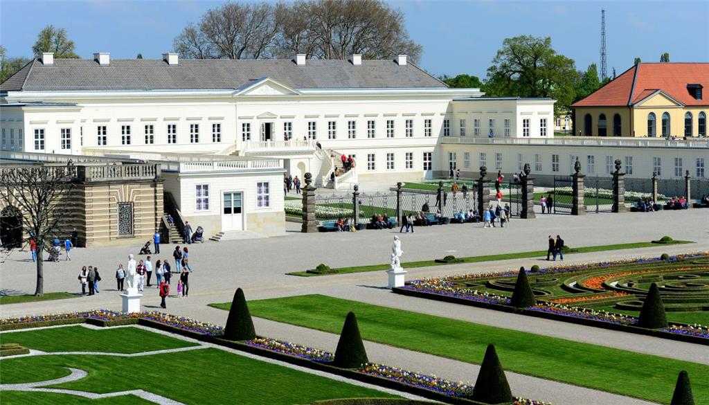 3087 Schlösser wie das Schloss Herrenhausen in Hannover.