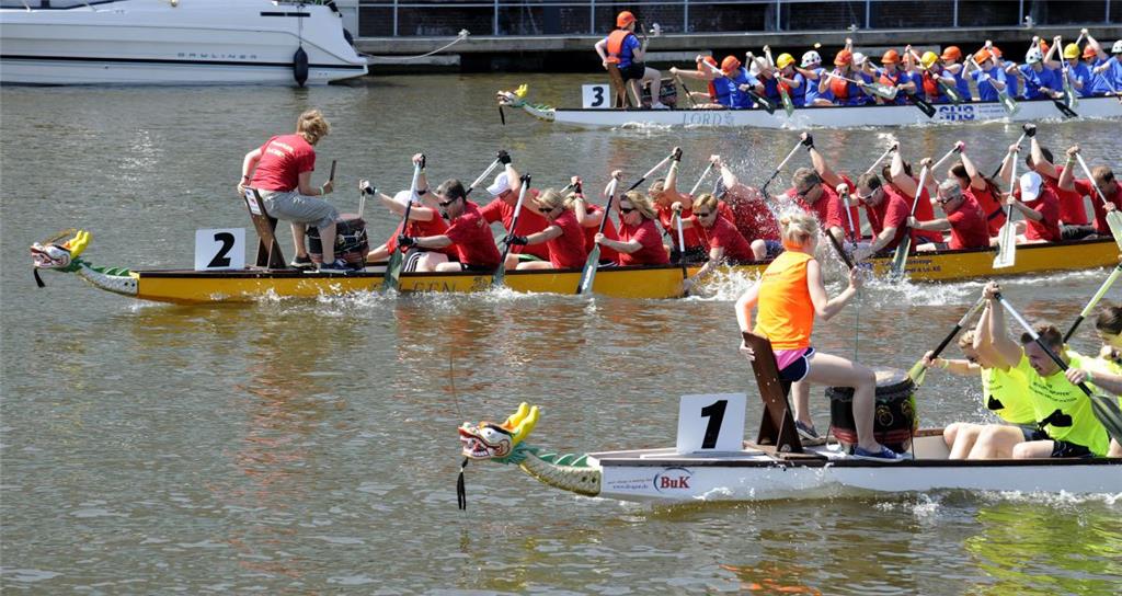 Im Takt der Trommeln: 32 Teams traten beim Drachenboot-Cup im Schaufenster Fischereihafen an.
