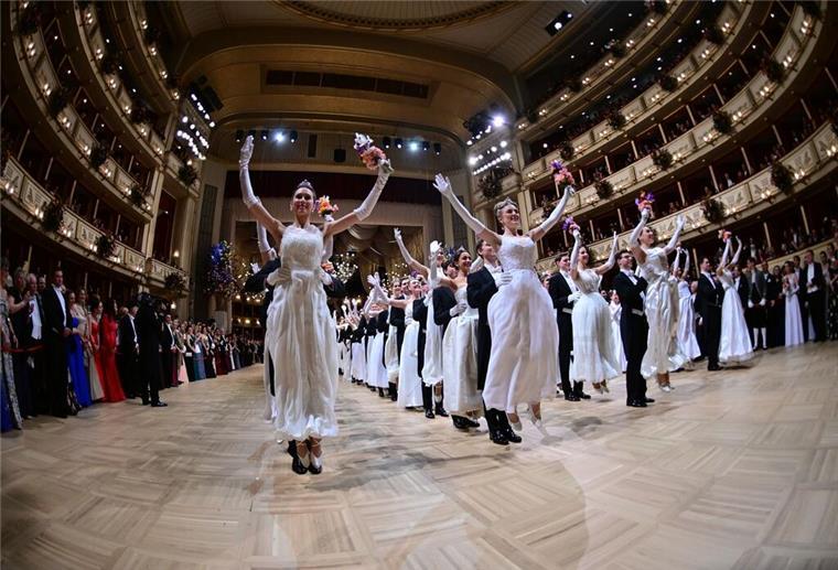 Opernball glitzert ohne Lugner mit Sternchen statt Stars 320 Debütantinnen und Debütanten eröffnen den Ball.