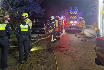 35 Feuerwehrleute waren in der Nacht zum Montag in der Hildesheimer Straße im Einsatz. Foto. Fischer