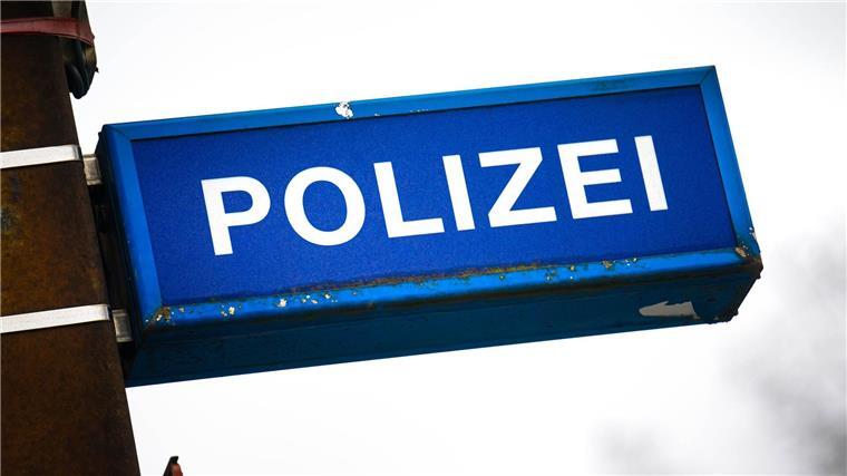 Jugendliche finden Tasche mit 3.500 Euro und geben sie ab 3.500 Euro wurden auf einem Parkplatz vergessen - ehrliche Finder bringen die Tasche zur Polizei. (Symbolbild)