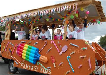 37 dekorierte Ernte- und Mottowagen beteiligten sich am Festumzug. Es durfte auch genascht werden:  Die Fantasy Kids aus Hagen präsentierten ihren Candy-Shop.