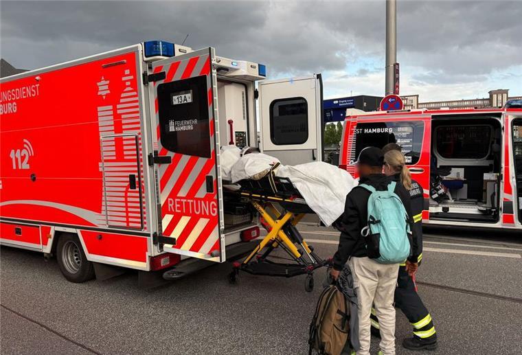 18 Verletzte bei Messerattacke in Hamburg: Was wir wissen – und was nicht. Eine verletzte Person am Hamburger Hauptbahnhof wird in einen Krankenwagen geschoben.