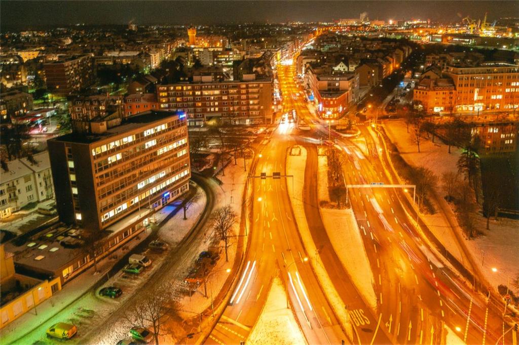 4. Preis: Olaf Adebahr, Motiv: Nachtaufnahme vom Haus des Handwerks mit Blick auf Elbinger Platz und Georgstraße.