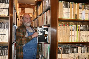 40 000 Schallplatten, Zeitschriften, Poster, Bilder und Bücher umfasst das Archiv. Es sind einige Schätzchen dabei“, sagt Richard Weize.  Foto Albert