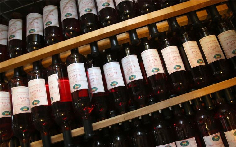 Lehe: Trinkfreudige Einbrecher stehlen 40 Flaschen Wein 40 Flaschen Wein haben Unbekannte bei einem Einbruch in der Poststraße erbeutet.
