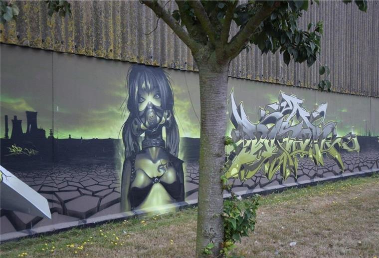 Graffito auf Wand, Sprayerei