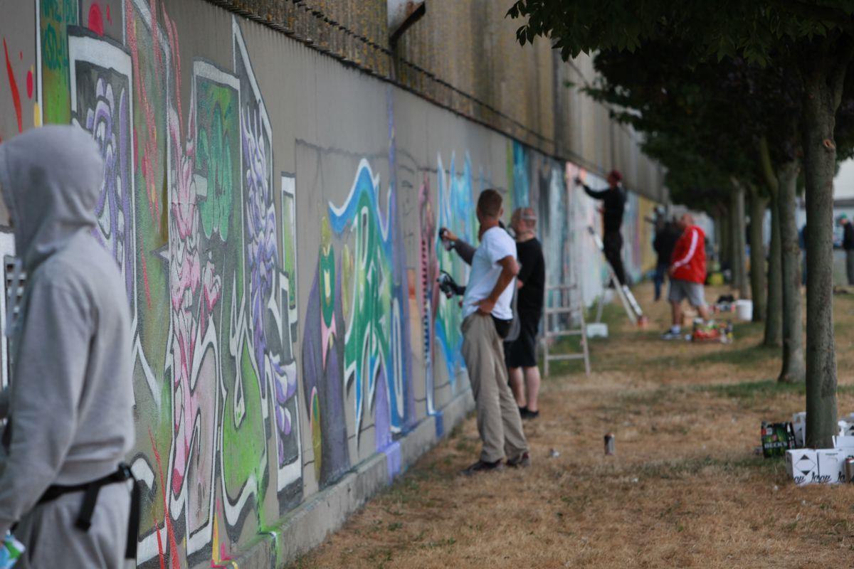 Bremerhaven: 400 Meter Science-Fiction-Graffiti entsteht 400 Meter ist es lang – Bremerhavens längstes Kunstobjekt an der Wand einer ehemaligen Schiffbauhalle der Seebeckwerft an der Oststraße im Fischereihafen. Das Motto beim Jahrestreffen der Graffiti-Künstler am24./25. August: Science Fiction