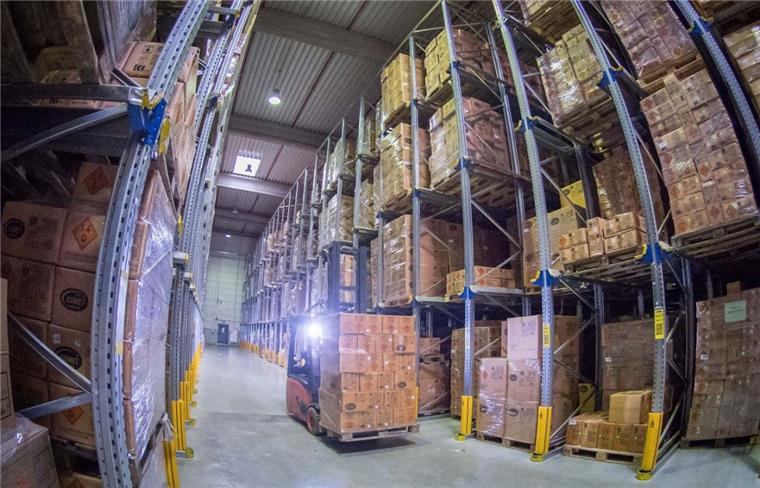 Pyrotechnik aus Fernost rollt in Bremerhaven an 40.000 Paletten können in den Hochregalen im Comet-Logistikzentrum am Überseering in Bremerhaven gestapelt werden. Wo sich die Waren befinden, lässt sich per Knopfdruck via PC feststellen.