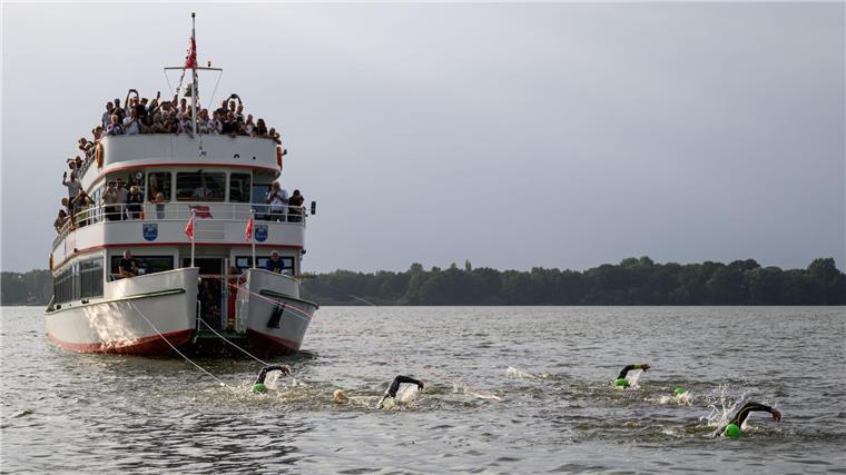 402 Meter weit in 15 Minuten haben fünf Schwimmer das Schiff gezogen - ein neuer Weltrekord.